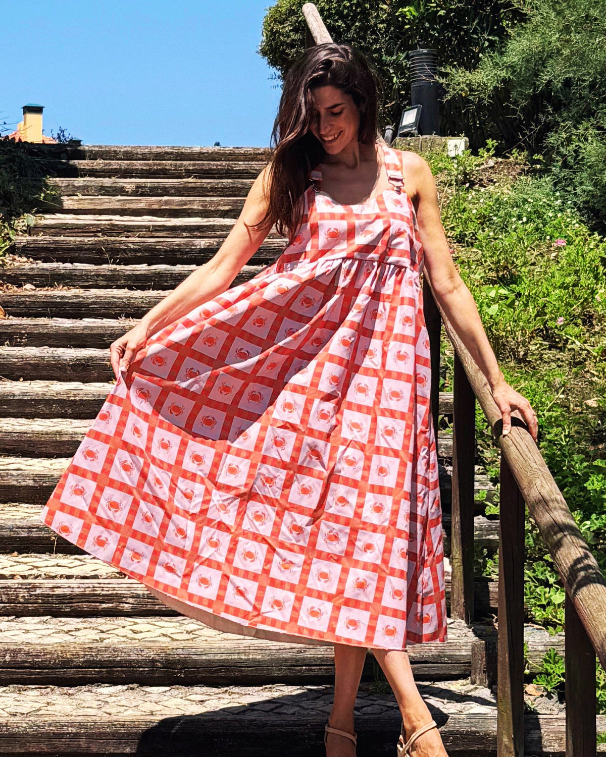 Vestido Adraga aos quadrados coral, alças largas e saia ampla, corpo inteiro