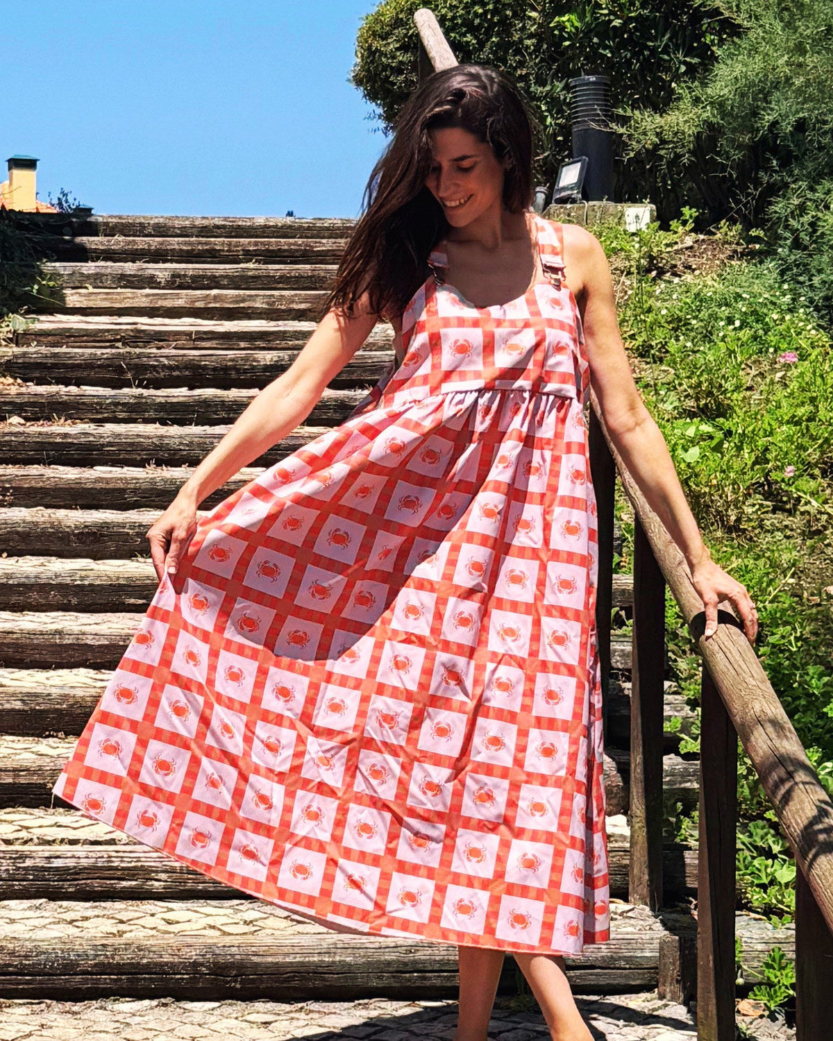 Vestido Adraga aos quadrados coral, decote quadrado e alças largas, vista de frente