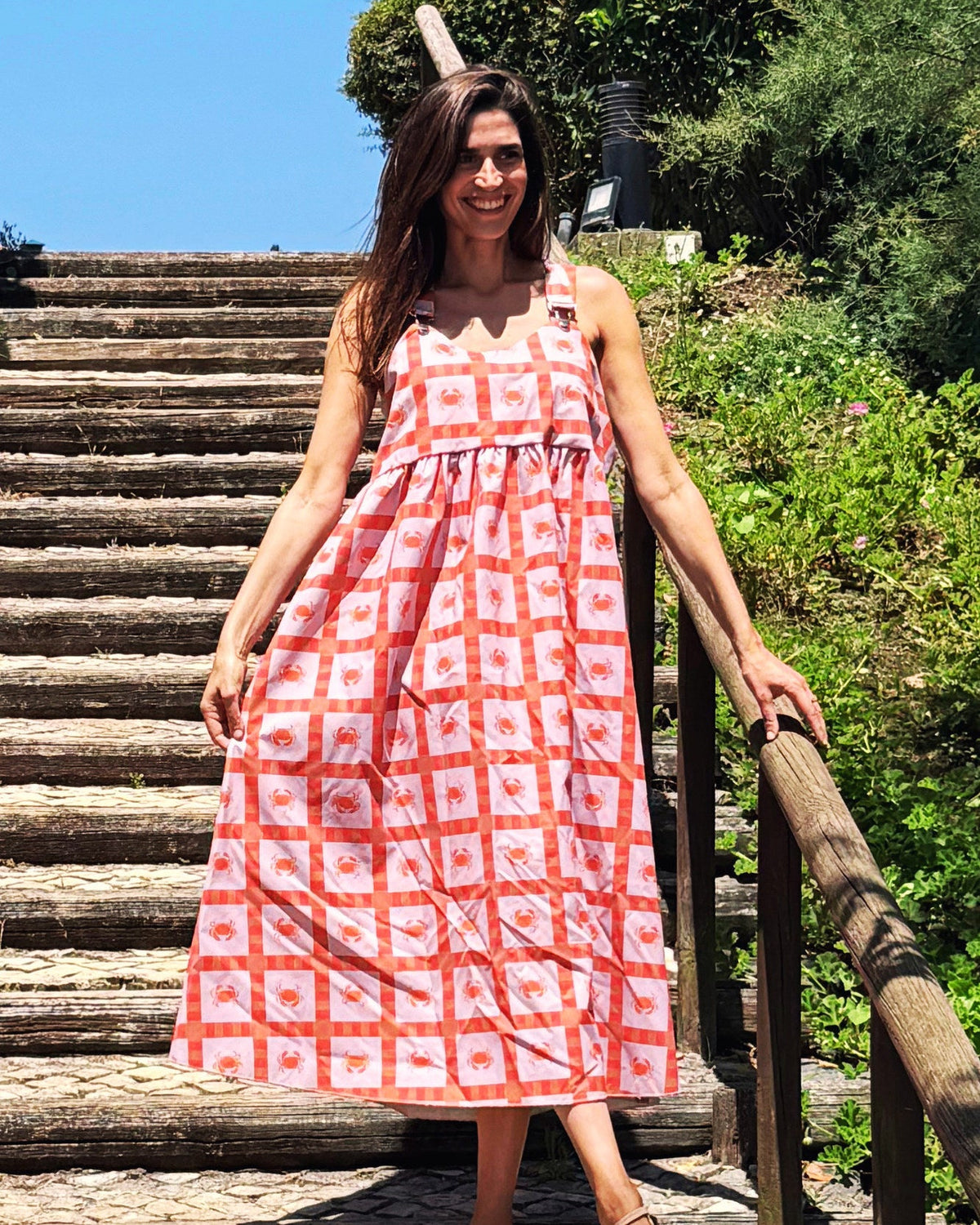 Vestido Adraga aos quadrados coral em algodão leve, saia ampla, corpo inteiro
