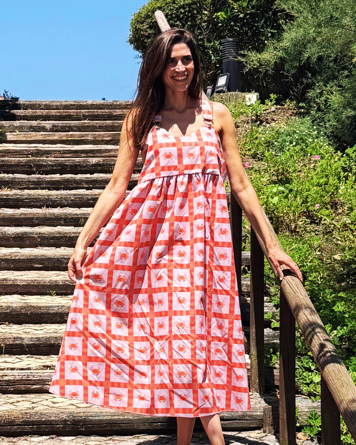 Vestido Adraga aos quadrados coral, pormenor do estampado e do decote