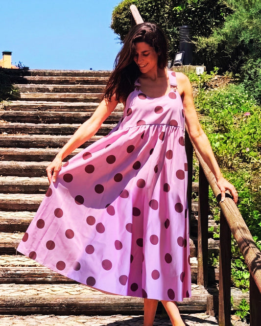 Vestido Adraga em bolinhas rosa, alças largas e decote quadrado, vista de frente