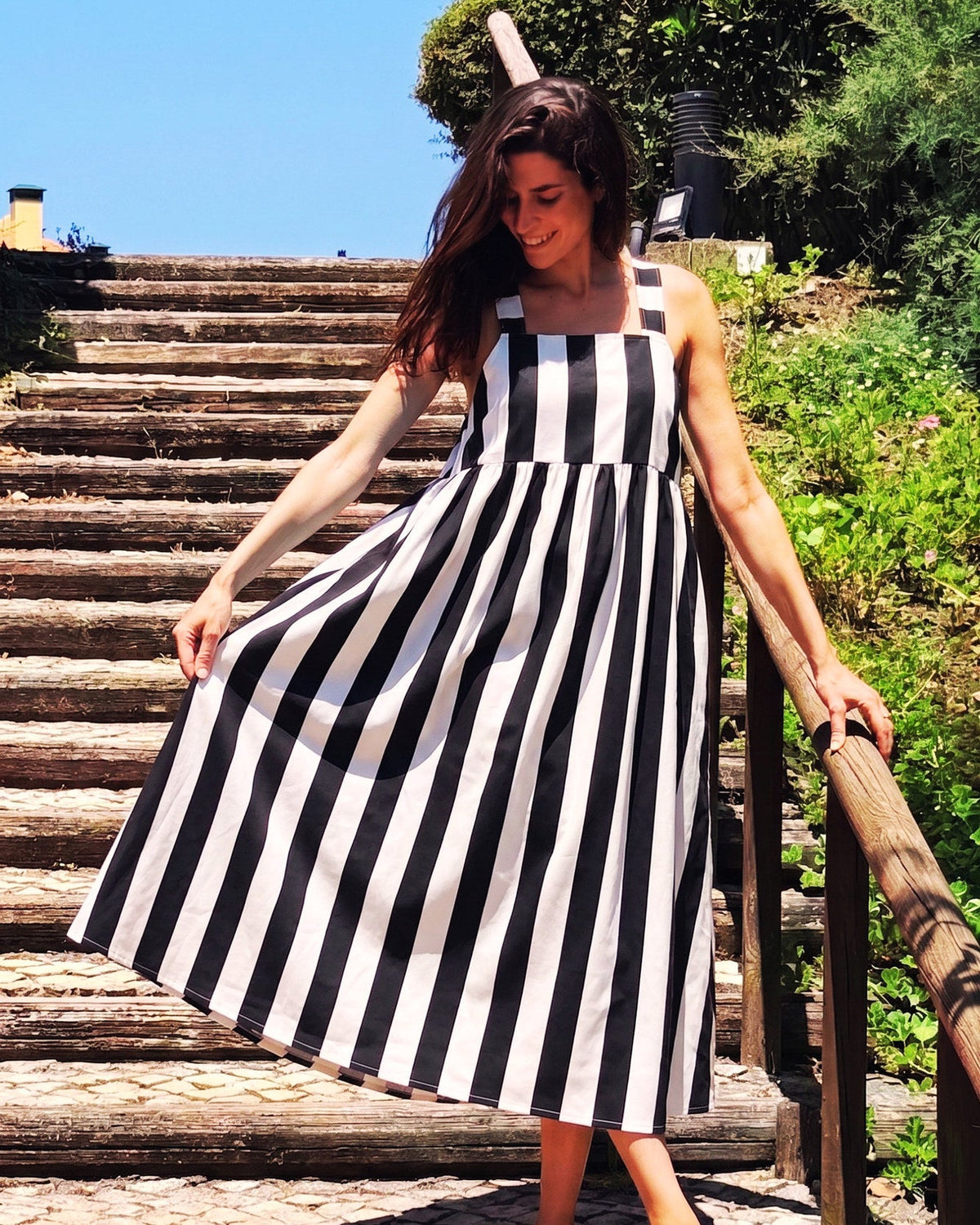 Vestido Adraga em riscas verticais preto e branco, decote quadrado, vista de frente
