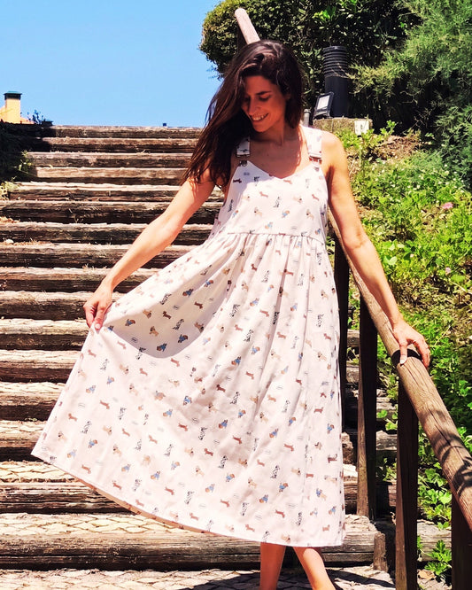 Vestido Adraga com estampado de cães sobre fundo cru, saia ampla, vista de frente